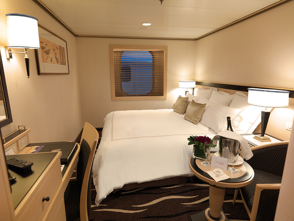 cunard queen mary 2 d1 atrium view inside.JPG